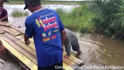 Kapolsek Tasik Payawan Bantu Warga Bergotong Royong Bangun Jembatan Swadaya