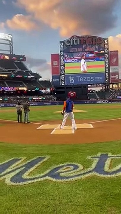 Tokischa realiza lanzamiento de honor en juego de Mets y Cachorros