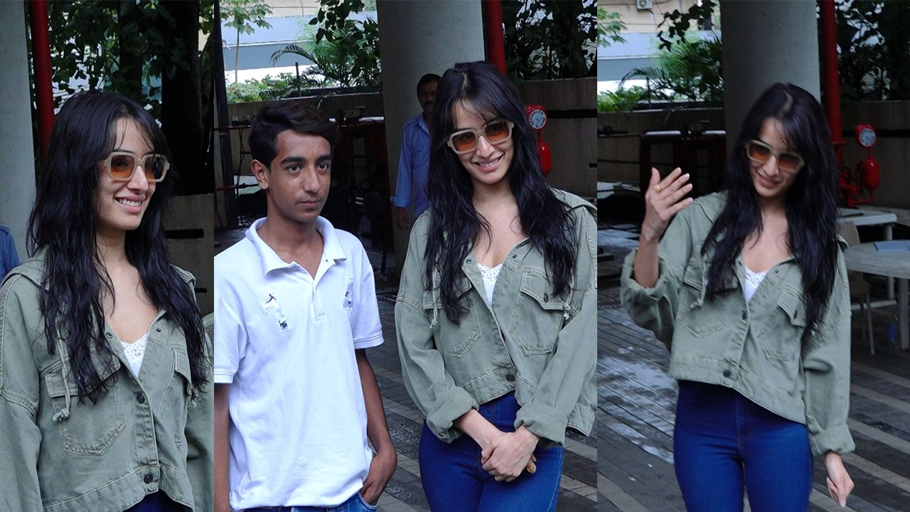 Shraddha Kapoor को काम के लिए हुई देर, Fans से बेहद प्यार से मिली Actress, Video Viral | FilmiBeat