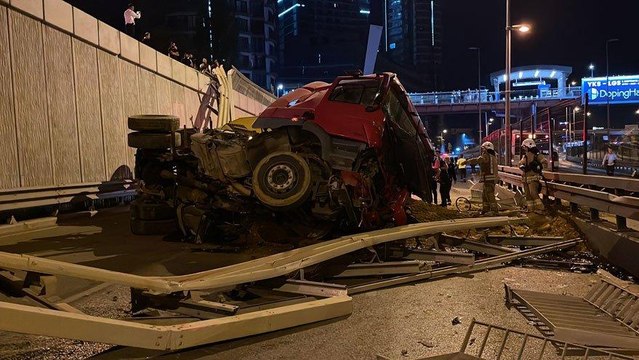 Kadıköy’de hafriyat kamyonu 5 metre yükseklikten çevre yoluna düştü