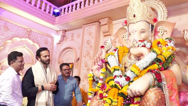 अँधेरी के राजा' का दर्शन करने पहुंचे रोहित शेट्टी ने मुंबई पुलिस के साथ क्लिक करवाए सेल्फी