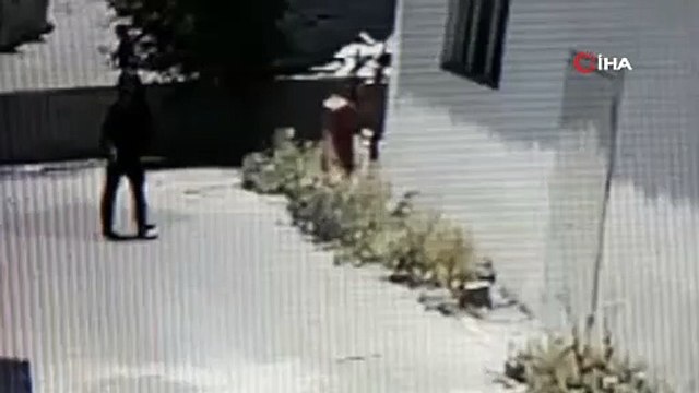 Hırsızlık yaptı, parmak izi kalmasın diye kapıyı sildi