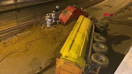 İSTANBUL-KADIKÖY'DE HAFRİYAT YÜKLÜ TIR ÇEVRE YOLUNA UÇTU: 1 YARALI