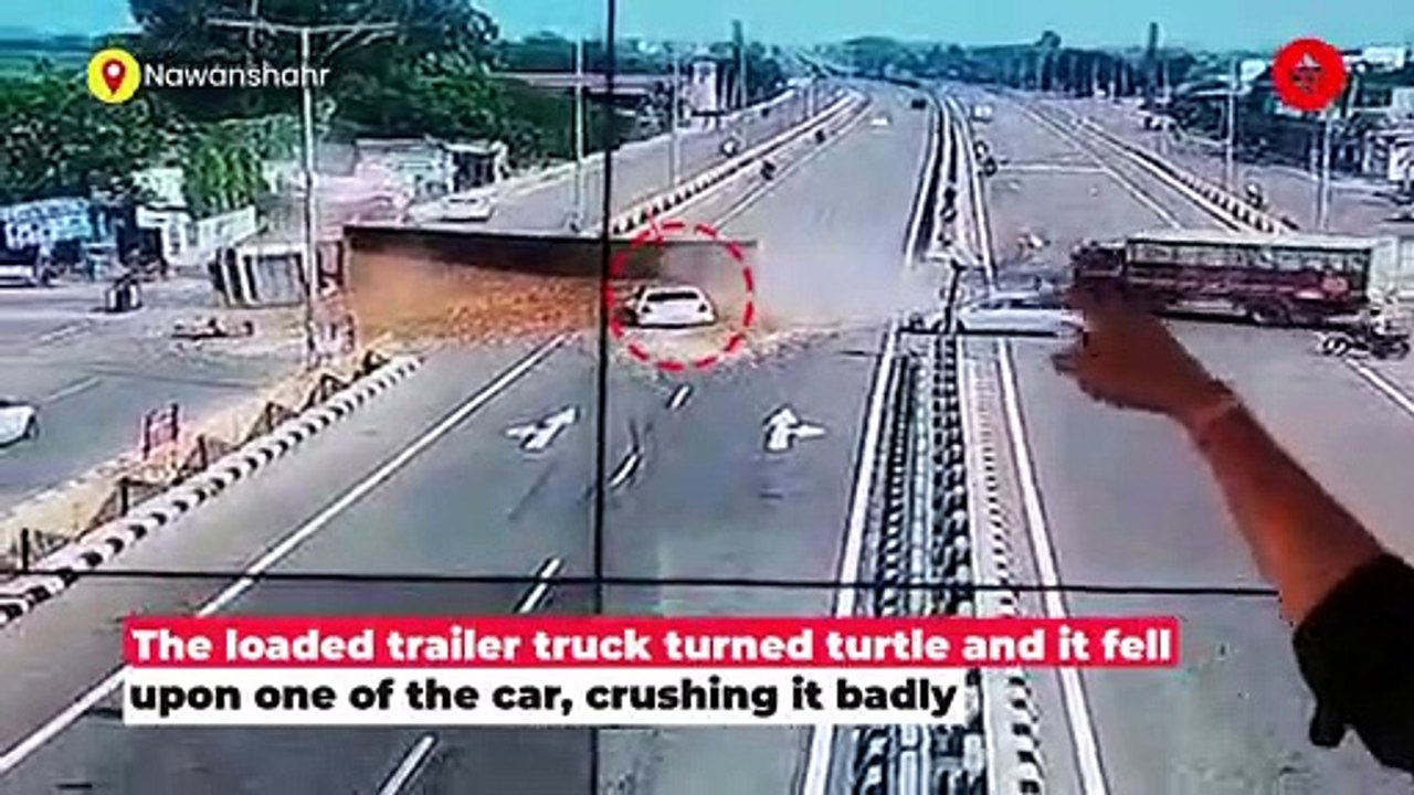 सड़क पर मोड़ते हुए पलटा ट्रक, मलबे में दबकर 3 लोगों की दर्दनाक मौत | Viral Video