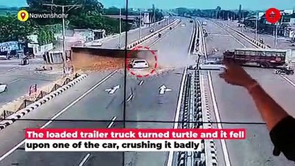 सड़क पर मोड़ते हुए पलटा ट्रक, मलबे में दबकर 3 लोगों की दर्दनाक मौत | Viral Video