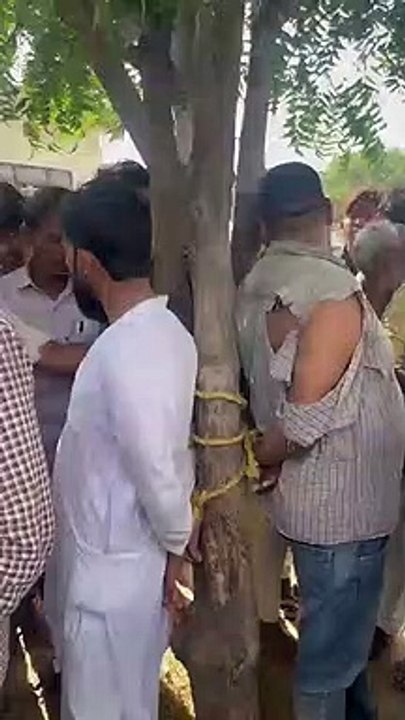 देखिये वीडियो...अपहरण कर ले जा रहे थे किशोर को...ग्रामीणों ने पेड़ से बांधकर की धुनाई