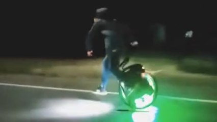 VÍDEO: El tonto del día, a 60 km/h con un monociclo por la carretera y acaba por los suelos...