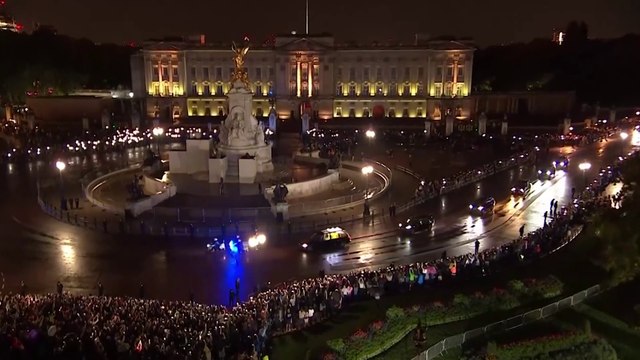 Carlos III recibe el féretro de Isabel II en Buckingham antes de ser trasladado a Westminster
