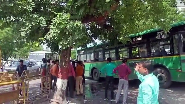 लो—फ्लोर बस के ब्रेक फेल, रैलिंग तोड़ते हुए मॉल में घुसी