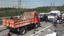 Kağıthane’de kamyon devrildi, yol trafiğe kapatıldı