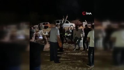 Maganda, eline aldığı silahlarla davul eşliğinde havaya ateş etti