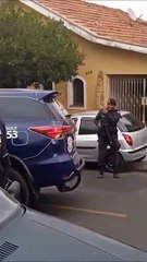 Garçon surprise par un cadeau spécial d'officiers - Buzz Buddy