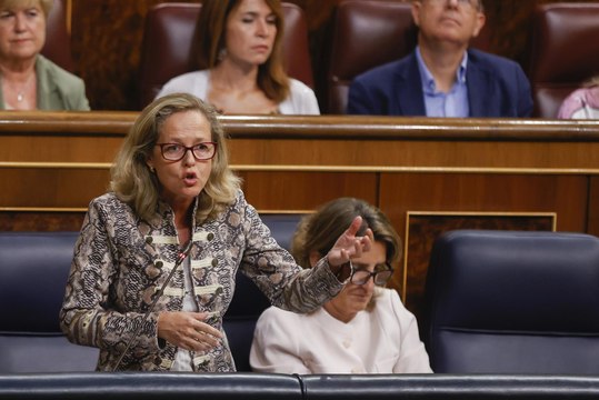 Nadia Calviño, sobre las propuestas del PP: ¿A qué se refiere? ¿A la carátula con unos folios en blanco que presentó Feijóo hace una semana?