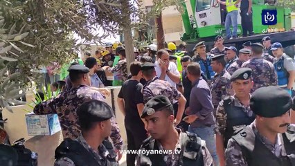 إخراج أحد المصابين من تحت أنقاض عمارة اللويبدة