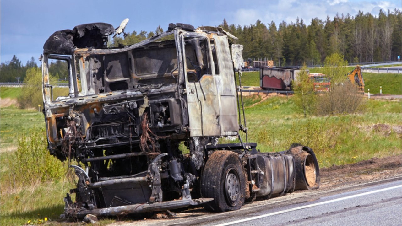 Sperrung A23: Lastwagen mit Kühlschränken komplett ausgebrannt