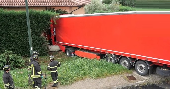 Avigliana (TO) - Tir finisce fuori strada e sbatte contro una villetta (14.09.22)