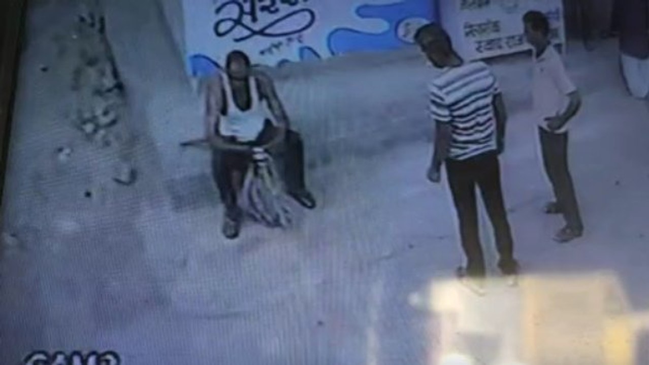 सांप पकड़ने आए स्‍नेकमैन को ही डस गया कोबरा, वायरल वीडियो में देखें सबके सामने तुरंत कैसे टूटा दम