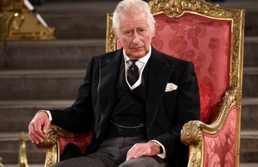 Rei Charles caminhará atrás do caixão da rainha ao lado de William e Harry