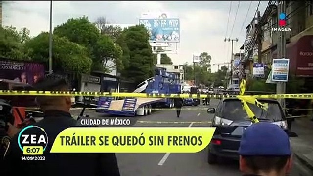 Tráiler se queda sin frenos e impacta a vehículos en Santa Fe