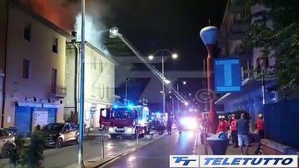 Video News - VIA CREMONA, PALAZZINA IN FIAMME