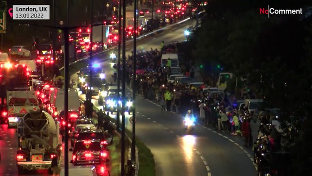Une foule réunie pour l'arrivée du cercueil de la reine au palais de Buckingham