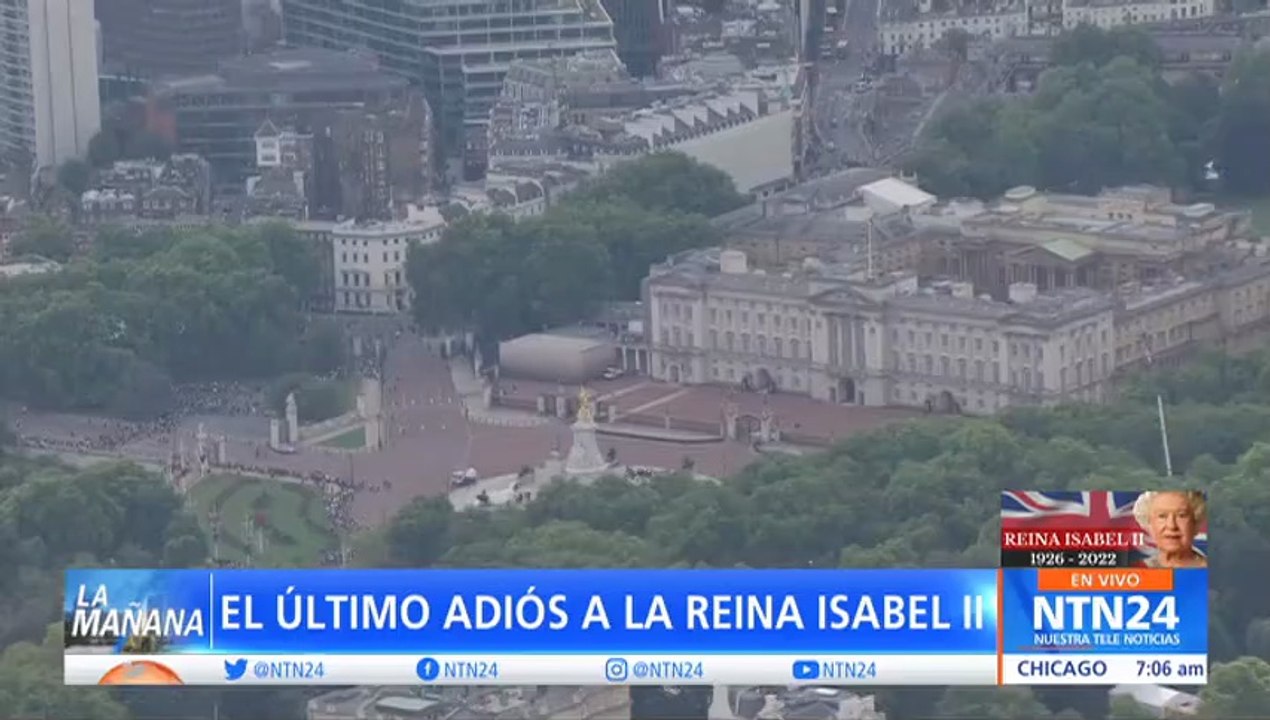 Con carpas y paraguas londinenses hacen largas filas para despedir a Isabel II