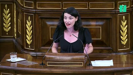 María del Mar García Puig recita parte de una canción en el Congreso