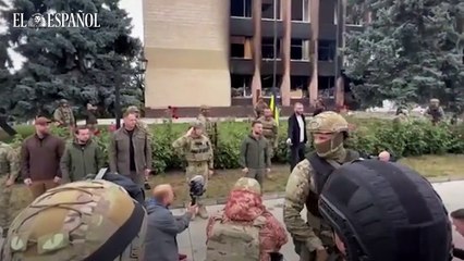 Zelenski visita Izium, la última ciudad recuperada por Ucrania