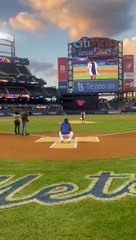 Tokischa lanza bola en juego de Mets y Cachorros