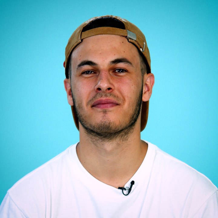 Hugo Bach émerveille les voyageurs en jouant du piano dans les gares