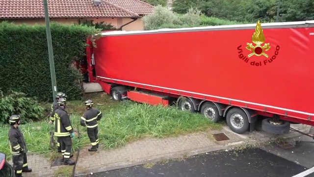 Tir finisce nel giardino di una villa nel torinese, nessun ferito