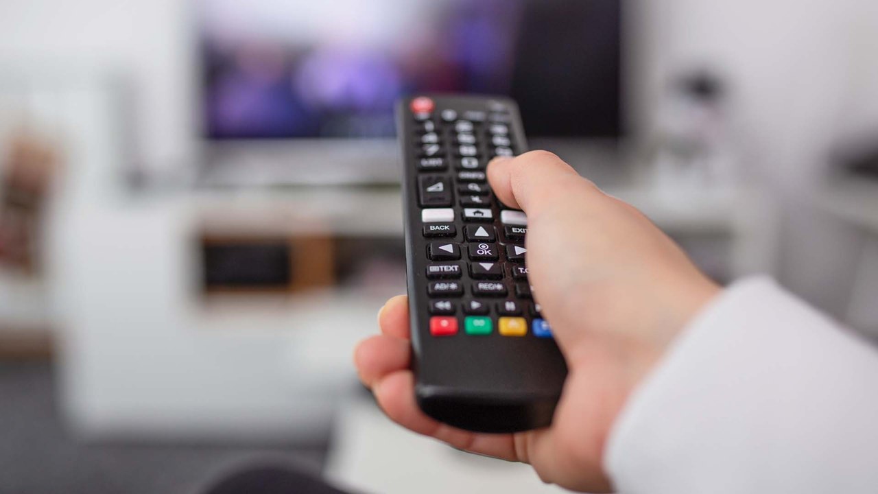 Darum solltest du im Hotelzimmer nicht den Fernseher ausschalten