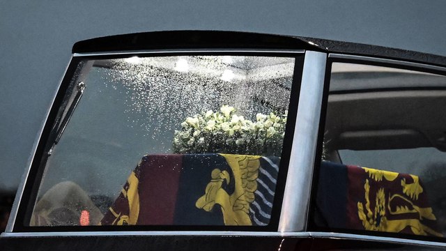 Pas de selfie, pas de bougie : le protocole très strict pour rendre hommage à Elizabeth II