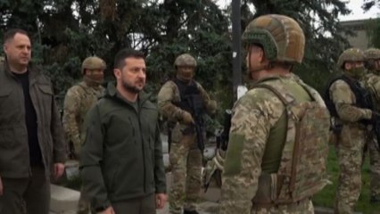 Ucraina, visita a sorpresa di Zelensky a Izium