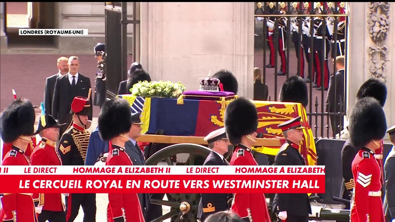 Le cercueil royal en route vers Westminster Hall