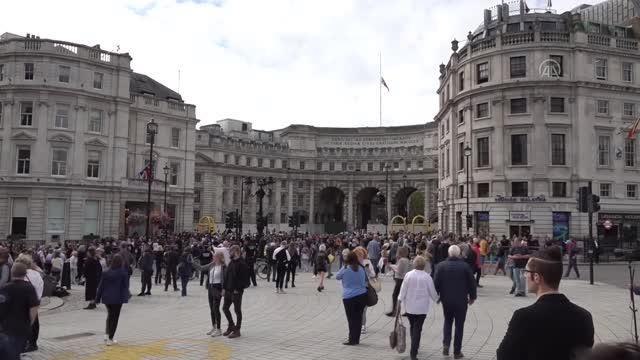 Son dakika haberleri... İngiltere Kraliçesi 2. Elizabeth'in cenazesi - Binlerce kişi sokaklara akın etti