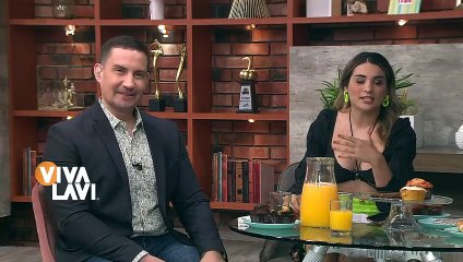 Abuelita recibe una muñeca por su cumpleaños