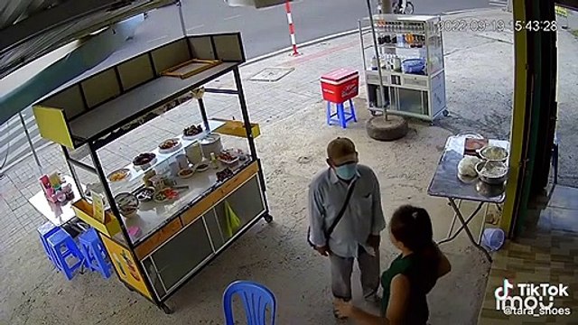 Cụ già hỏi mua cơm 10K, chủ quán tặng luôn