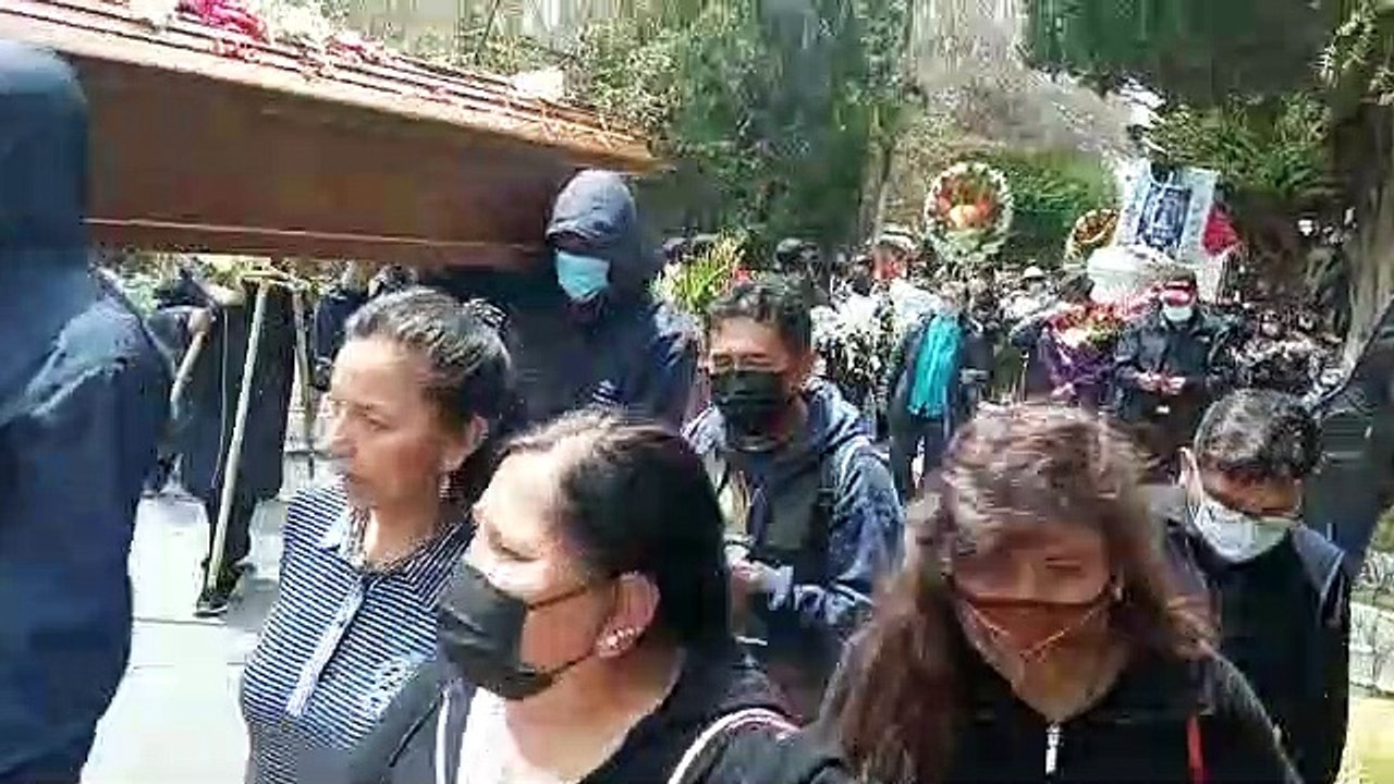 Entierran a madre e hijo que fallecieron tras accidente de tránsito en La Paz