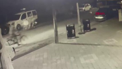 Son dakika haberi... ADIYAMAN'DA MASKELİ 2 ŞÜPHELİNİN BERBER DÜKKANINI KURŞUNLAMASI KAMERADA