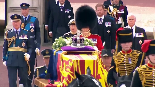 Pensive Princess Beatrice and Edoardo wave to crowd as Queen Elizabeth II's coffin departs
