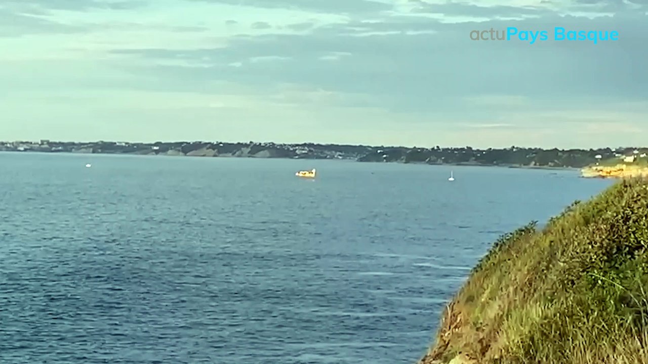 Canadairs sur le littoral basque après un incendie dans le Massif de la Rhune