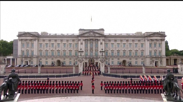 موكب مهيب.. نعش الملكة إليزابيث يغادر قصر باكنغهام