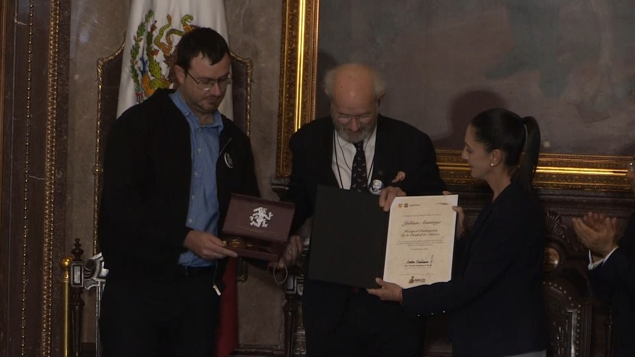 Ciudad de México le entrega sus llaves a familia de Julian Assange