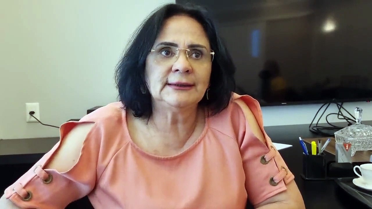 Damares rebate xingamento de “prostituta velha”