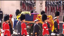 Los británicos se despiden de la reina  en el cortejo fúnebre