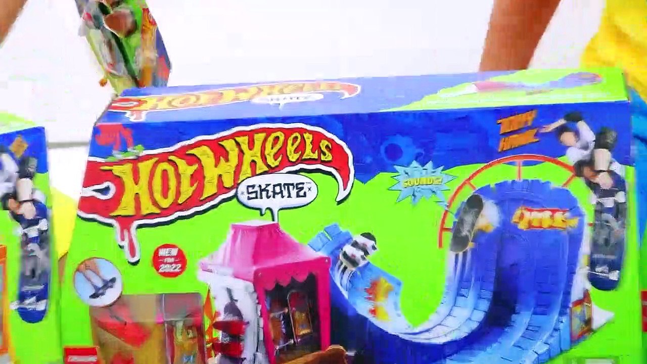 Vlad and Niki have fun with Hot Wheels Skate fingerboards and playsets