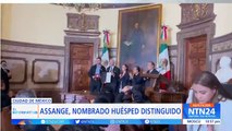 Entregan llaves de Ciudad de México a familia de Assange