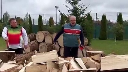 Lukashenko filma-se a cortar lenha para europeus a "congelar até à morte"