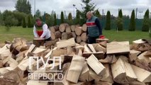 شاهد: رئيس بيلاروس يجمع الحطب 